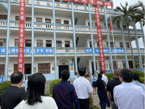 让爱传递 珠海阳光医院志愿者不远千里赴广西探访希望小学献爱心