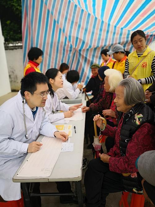 东江义工携手惠州市第三人民医院走进芦州"健康相伴-阳光助老"公
